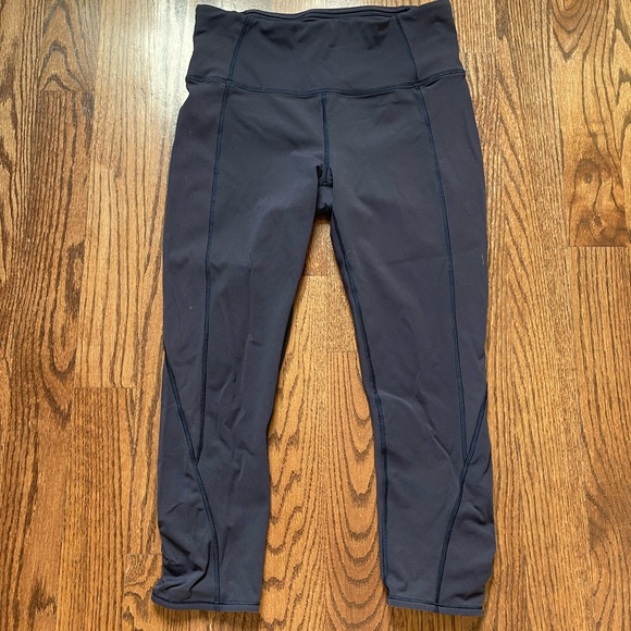 lululemon athletica Pants - Lululemon Women’s Size 10 Cropped Blue/Deep purple Capri Leggings Ruched Sides